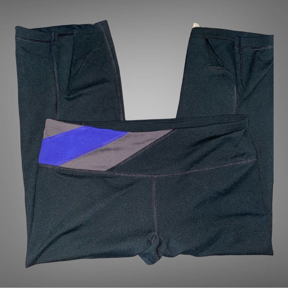 UNDER ARMOUR LOOSE FIT BLACK CAPRI LEGGINGS • WOMENS